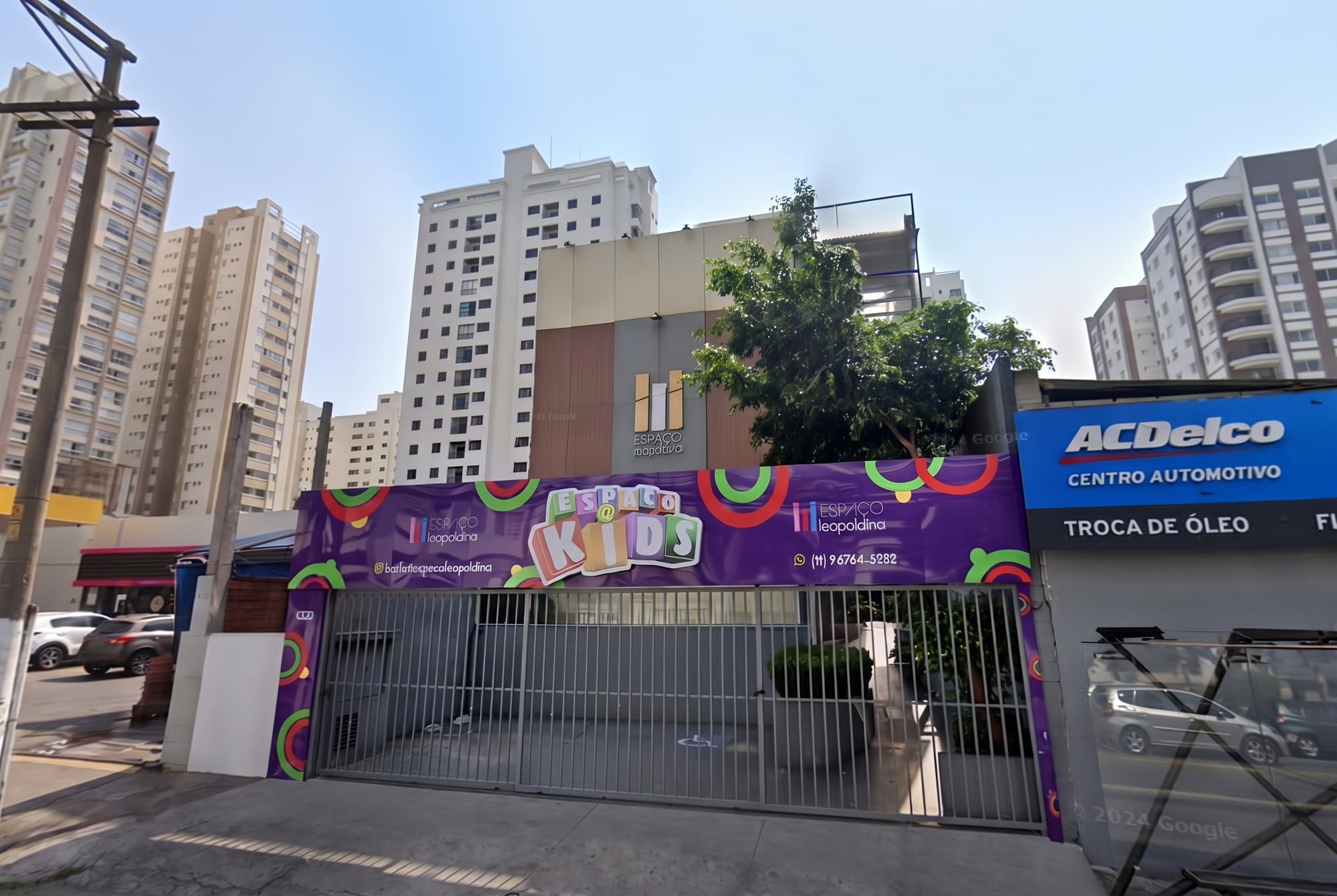 Fachada com portão gradeado de imóvel comercial na Av. Imperatriz Leopoldina, na Vila Leopoldina, São Paulo