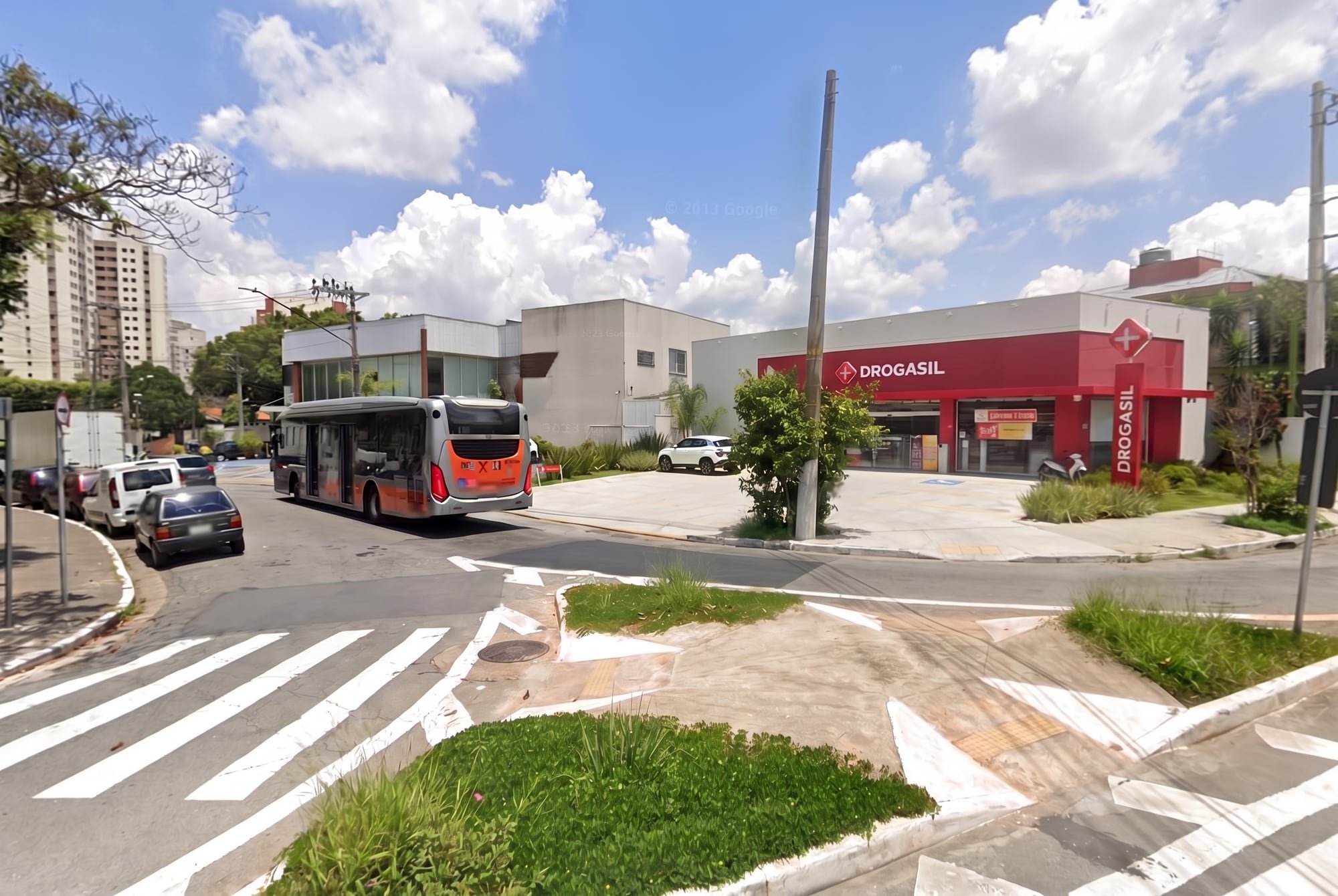 Farmácia Drogasil de esquina na Rua Cordilheiras, na Vila Leopoldina, São Paulo
