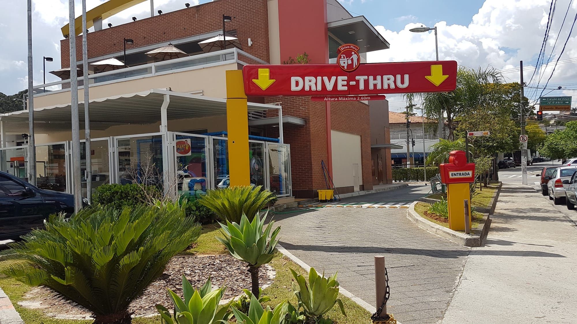 Restaurante com drive-thru no mesmo terreno do posto, na Av. Padre Vicente Melillo, em Osasco