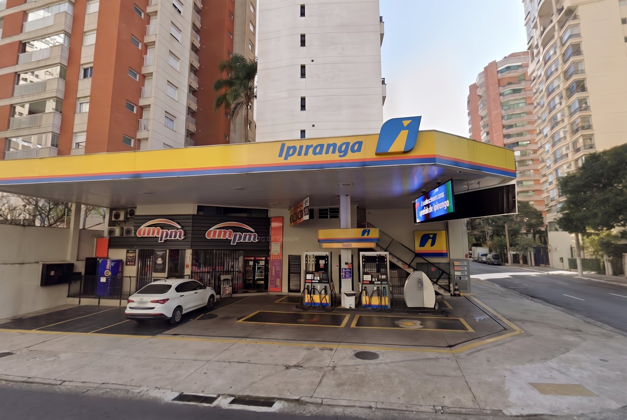 Posto Ipiranga com loja AmPm na esquina da Alameda Campinas, no Jardim Paulista, São Paulo