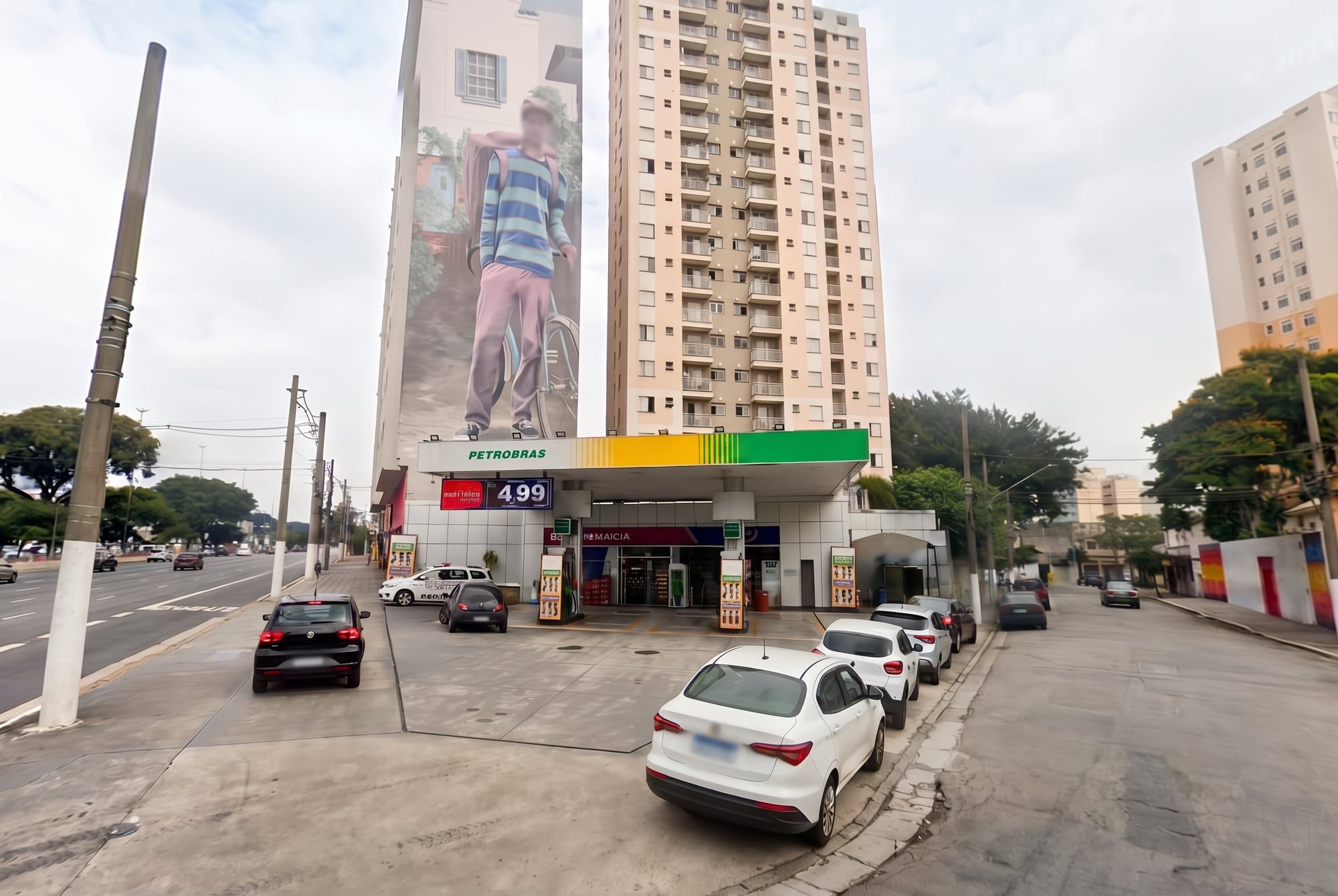 Posto Petrobras de esquina na Rua Jorge Velho, no Bom Retiro, São Paulo