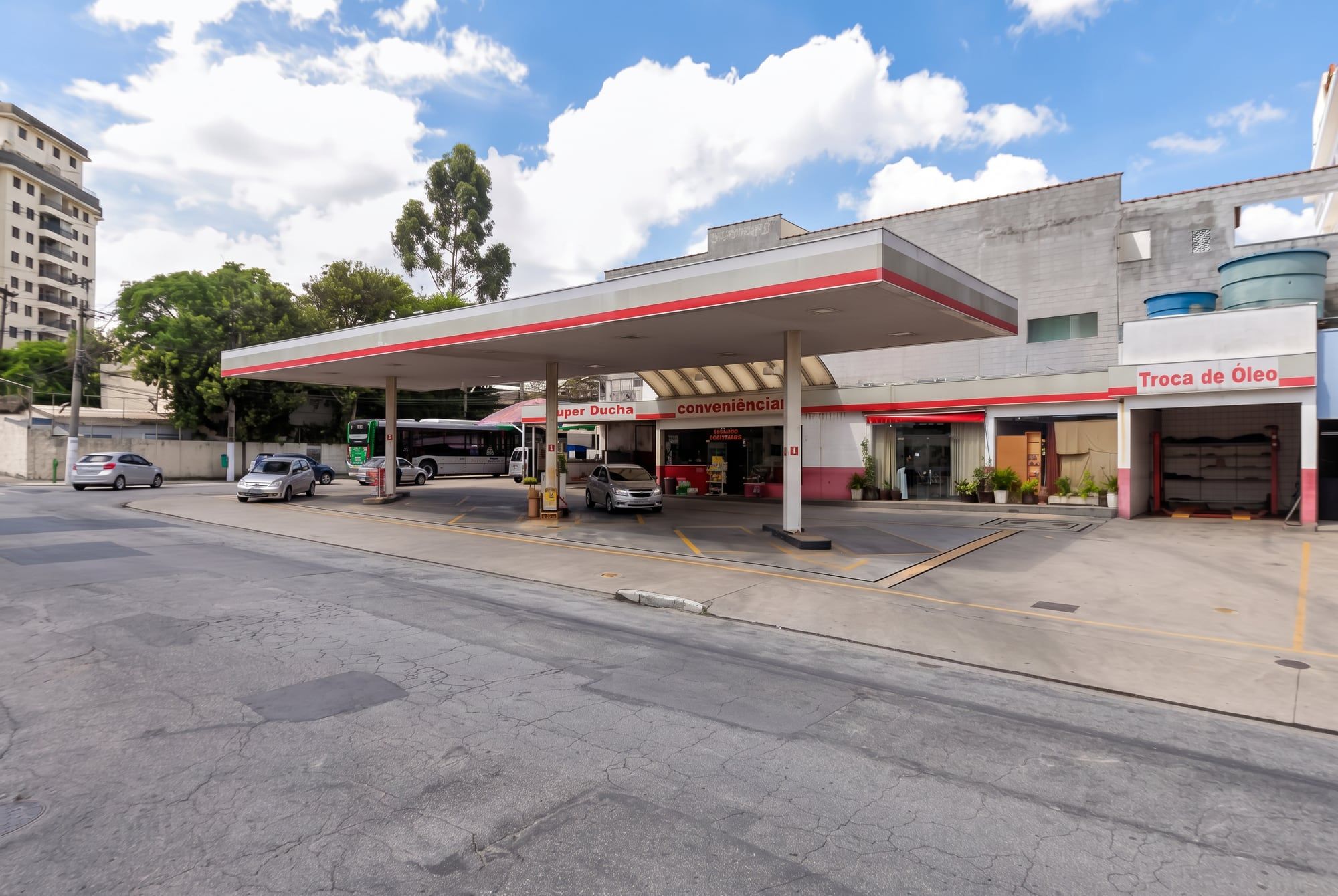 Posto de combustível com conveniência e troca de óleo na Rua Dr. Nestor Alberto de Macedo, no Jardim da Saúde, São Paulo